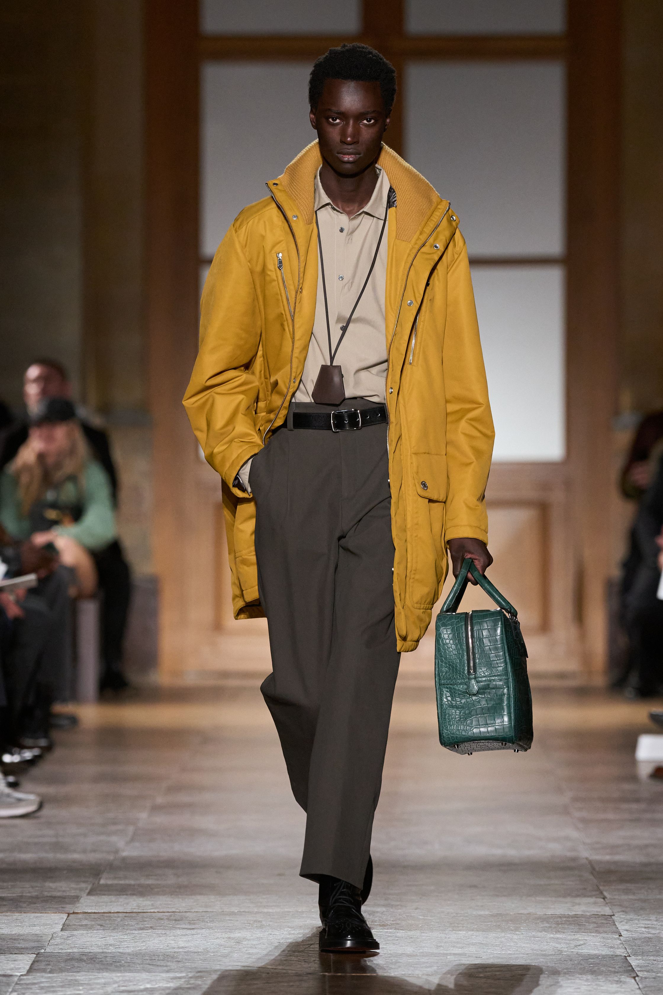 Hermès 2026秋冬以极致克制诠释当代奢华。精准剪裁、低调配色与顶级皮革共同构成安静而稳固的男性形象。黄色、防护外套与针织层次为传统正装注入功能性与轻微运动感，强调“行走中的优雅”。这是一种无需张扬的权威气质，Hermès 用时间、工艺与比例证明真正的高级并不需要宣言-顽石频道趋势研究
